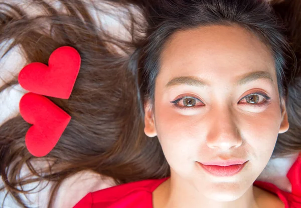 Wanita Cantik Siap Untuk Hari Valentine Dengan Hati Dan Cinta — Stok Foto