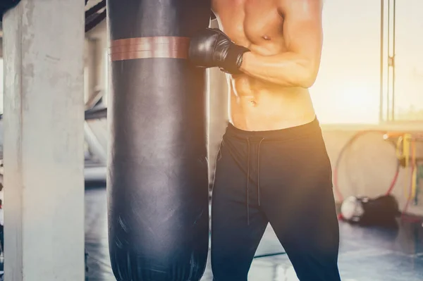 体育男子拳击在健身馆 精神健康和健康 健康健康的身体 身体改善 — 图库照片