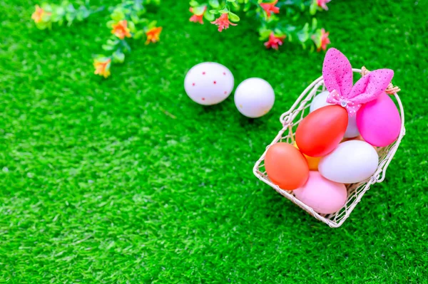 Feliz Pascua Coloridos Huevos Pintados Césped Verde Para Celebrar Abril —  Fotos de Stock