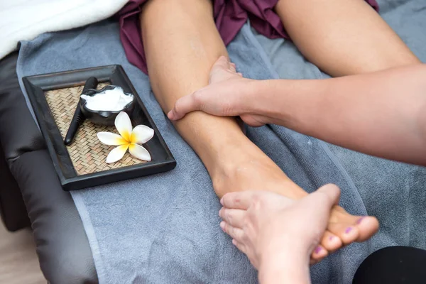 Spa Massagem Nos Pés Tailandesa Belas Mulheres Relaxantes Saudáveis Aromaterapia — Fotografia de Stock