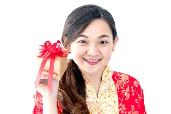 Wanita Asia Cantik Memegang Kotak Hadiah Dengan Busur Merah Terisolasi — Stok Foto