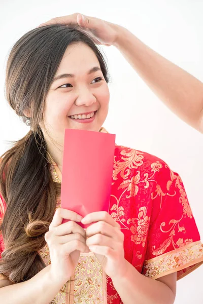 Wanita Asia Yang Cantik Dengan Amplop Merah Terisolasi Pada Warna — Stok Foto