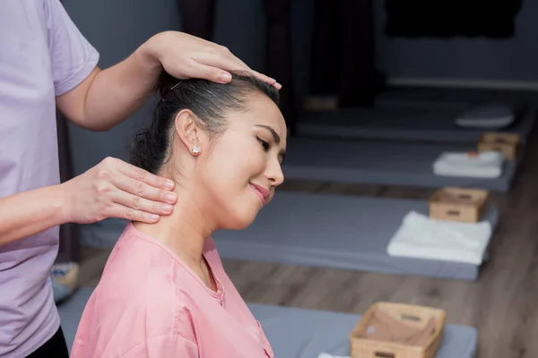 Mujer Que Relaja Spa Tiene Masaje Thai —  Fotos de Stock