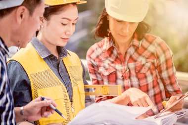 Yeni geliştirme projesi için çeşitlilik mühendisliği ekip çalışması. İş başarısı ve hedefi.