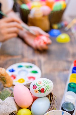 Nisan 'da Paskalya kutlaması için yumurta boyayan kadın