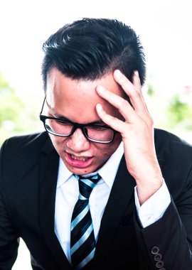 Asyalı iş adamı çalışmak için baskı görüyor ve başarısız oluyor. İşsizlik ve zihinsel sağlık sorunu. Corona virüsünün Asya 'daki kaybı. Travma sonrası stres bozukluğu (PTSD)).