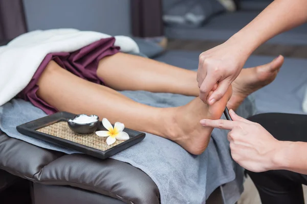 Mulher Relaxando Spa Ter Tailandês Massagem — Fotografia de Stock