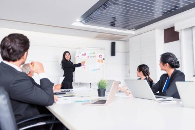 Kişisel gelişim, takım çalışması için antrenörlük ve eğitim kursu. Toplantı ve konferans odasında iş arkadaşlarıyla görüşme.