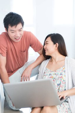 Çift yeni bir ev alır. Yeni bir ev dekore etmeyi planlıyorum..