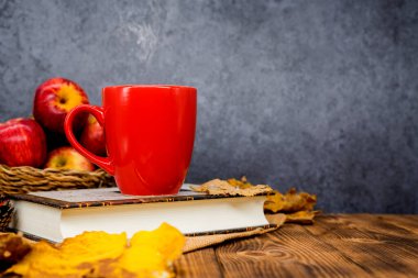 Sonbahar hasat kornucopiası. Sonbahar mevsimi için sıcak elma çayı. Tahta arkaplanda boşluk kopyala.