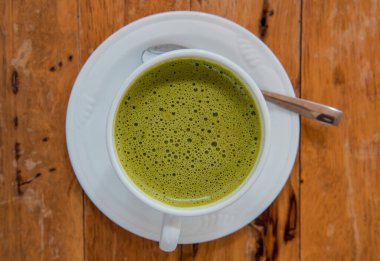 Masadaki sıcak yeşil kibrit çayının üst görüntüsü.