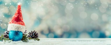 Karla süslenmiş Noel süsü. Bokeh bulanık arkaplanı olan metin için alanı kopyala.