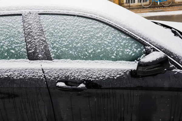 Kış Mevsimi Arabada Karla Tatilde Temizlemem Lazım — Stok fotoğraf