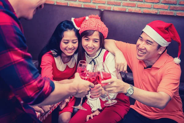 圣诞节和新年与朋友的聚会 冬季庆祝和饮酒 — 图库照片