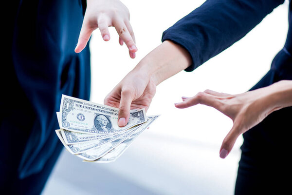 Предпринимательницы борются за деньги. Концепция деловой конкуренции. нужны деньги и коррупция