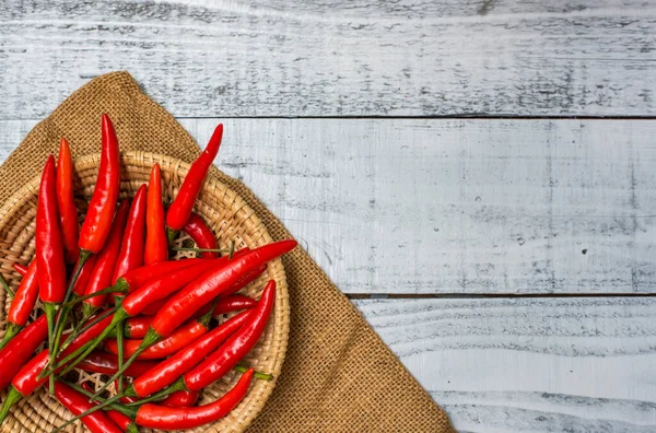 Varm Och Kryddig Röd Chili Paprika Träbord Bakgrund — Stockfoto