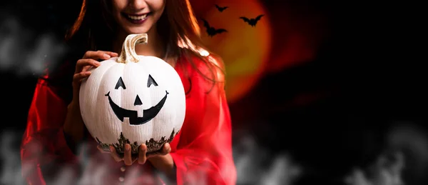 Fijne Halloween Mooi Vrouwenkostuum Pompoen Kopieer Ruimte Donkere Achtergrond — Stockfoto