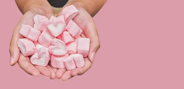 Close Tiro Mãos Femininas Segurando Coração Forma Marshmallow Isolado Rosa — Fotografia de Stock