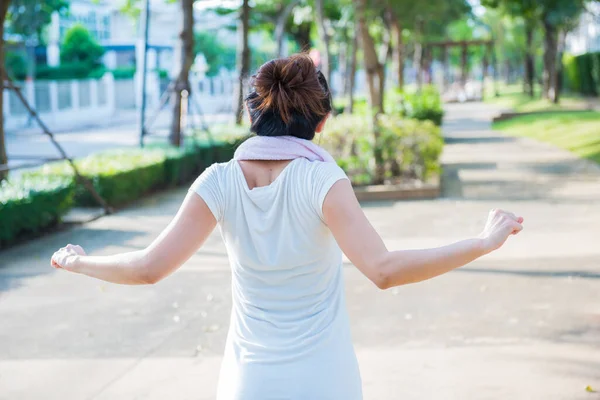 Joven Deportista Que Hace Ejercicios Parque — Foto de Stock