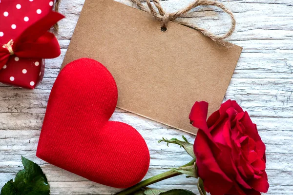 Tiro Close Corações Vermelhos Suaves Com Rosa Rosa Mesa Madeira — Fotografia de Stock