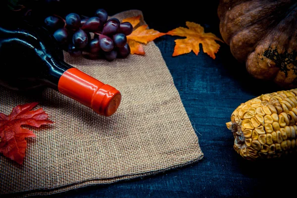 木の背景に読み取りワインと感謝祭の日 秋と秋の収穫 — ストック写真