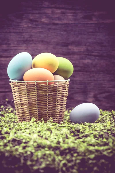 Primer Plano Tiro Huevos Pascua Cesta Hierba Para Celebración Pascua —  Fotos de Stock
