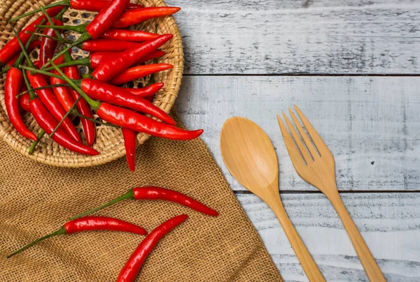 Varm Och Kryddig Röd Chili Paprika Träbord Bakgrund — Stockfoto