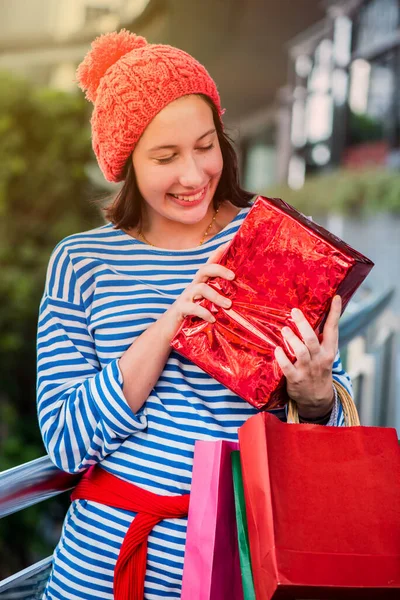 Einkaufsgeschenk Und Geschenk Weihnachtstag Und Neujahr Junge Frauen Mit Einkaufstasche — Stockfoto