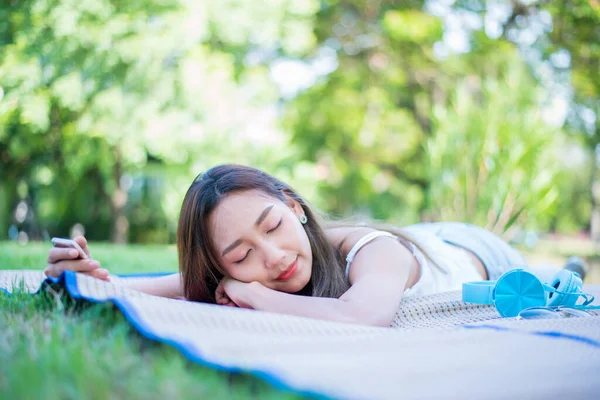 Mujer Joven Relajándose Parque Natural Vacaciones Libertad Vacaciones Jardín — Foto de Stock