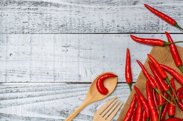 Varm Och Kryddig Röd Chili Paprika Träbord Bakgrund — Stockfoto