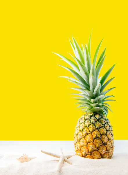 Yaz tatili özelliklerinin yakın plan çekimleri masanın üstünde