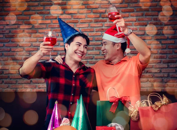 Fiesta Navidad Año Nuevo Con Amigos Invierno Celebrando Bebiendo Alcohol —  Fotos de Stock