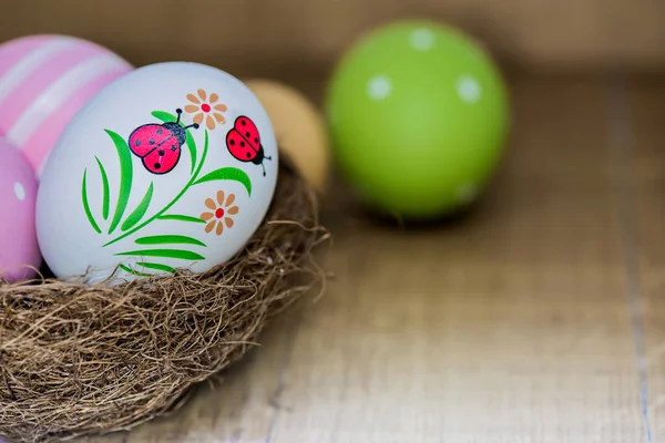 Primer Plano Huevos Pascua Mesa Madera Para Celebración Pascua Concepto —  Fotos de Stock