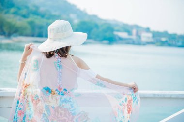 Chonburi Thai sahilinde dinlenen bir kadının dikiz görüntüsü.