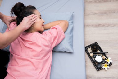 Kadın spada dinleniyor ve Tayland masajı yaptırıyor.