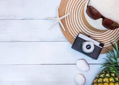 Yaz tatili özelliklerinin yakın plan çekimleri masanın üstünde