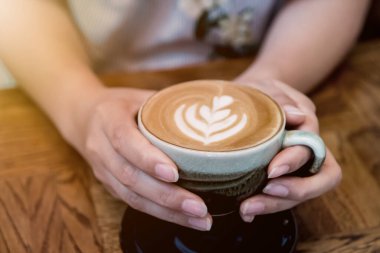 Sabah içkisi için kafede bir fincan sıcak kahve