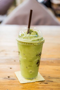 Kafedeki masada plastik kibrit çayı frappe.