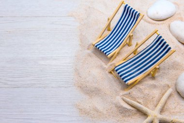 Sahilde yaz mevsimi. Tatilde rahatla ve metin için boşluk kopyala