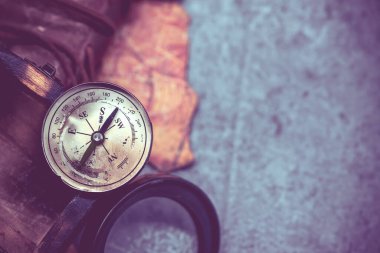 Kolomb Günü ve pusula ile Dünya Haritası