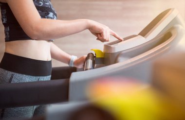 Fitness egzersizi, sağlıklı spor, formda ve sağlam. Spor salonunda egzersiz ve sağlık.