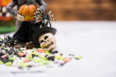 Parti için balkabağı ve şekerle Cadılar Bayramın kutlu olsun. Sonbahar sezonunda şaka mı şeker mi?.