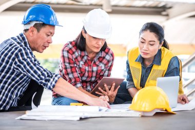 Mühendis ve takım çalışması, başarılı proje inşaatı için toplantı