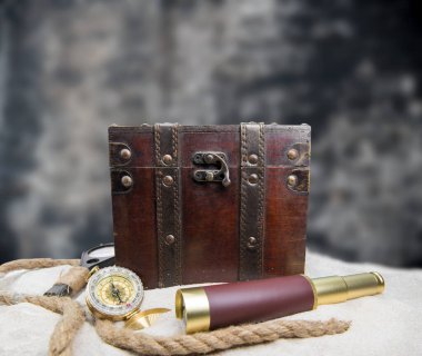 Columbus Günü. Dünya haritası ve keşif ekipmanlı korsanlar ve hazine.