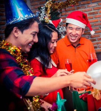 Arkadaşlarla Noel ve Yeni Yıl Partisi