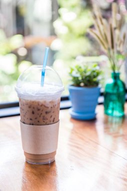 Kafede sütlü buzlu kahve.