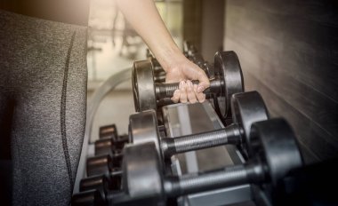 Ağırlık kaldırmak ve spor yapmak, sağlıklı spor, formda ve sağlam