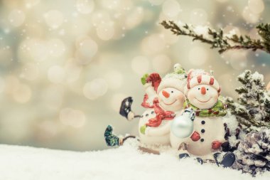 Mutlu Noeller ve mutlu yıllar, kış mevsimi. Karda dekorasyon