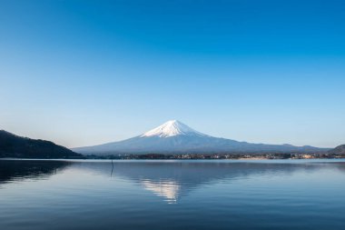 Bule gökyüzü olan Fuji Dağı toprak sapı. Tatilde Japonya 'yı gezmek ve gezmek.