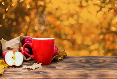 Sonbahar hasat kornucopiası. Sonbahar mevsimi için sıcak elma çayı. Tahta arkaplanda boşluk kopyala.